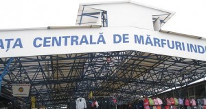 Criză în piaţa de mărfuri industriale. Tot mai mulţi tarabagii renunţă la standuri