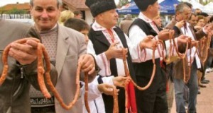 În acest week-end are loc la Berca “Festivalul Cârnaților de Pleșcoi”
