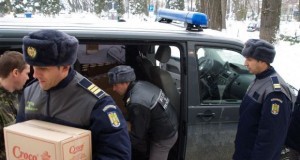 Poliţiştii de frontieră merg cu alimente strânse din donaţii către sinistraţi din Buzău