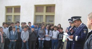 În săptămâna dedicată “Școlii altfel”, polițiștii participă la acțiunile organizate în unitățile de învățământ