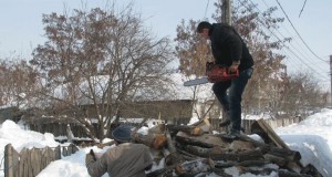 Sinistraţii din Luciu, Largu şi Scărlăteşti au primit astăzi lemne pentru foc din partea poliţiştilor