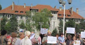 11 însoţitori ai persoanelor cu handicap din Buzău protestează la Ministerul de Finanţe