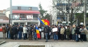 Și astăzi s-a protestat la Buzău. Aproximativ 50 de persoane s-au strâns în fața Prefecturii
