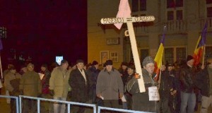 O singură persoană a fost amendat ieri în toată țara. Un buzoian a fost dus la secție pentru tulburarea ordinii și liniștii publice pentru că și-a înjurat nevasta chiar lângă protestatari