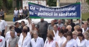 Sindicaliştii de la Sanitas protestează mâine în faţa Prefecturii