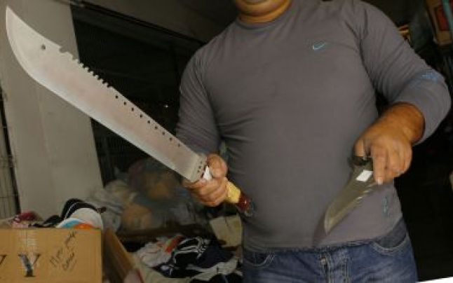 UPDATE: Percheziții la indivizi care s-au bătut într-un local cu săbii și bâte