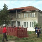 Învaţă în clădirea fostului CAP dar sunt mulţumiţi şi aşa pentru că vor să ştie carte. Povestea a 60 de copii din Aldeni