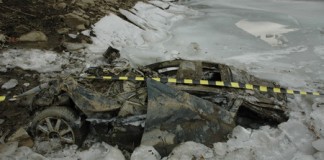 Politistii si pompierii buzoieni au reusit scoaterea la mal a autoturismului descoperit in lacul de acumulare de la Siriu