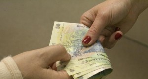 Se prezenta drept administratorul unei firme din străinătate şi promitea locuri de muncă în schimbul unor sume de bani