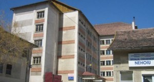 Protest în curtea Spitalului din Nehoiu. Medicii și asistentele au întrerupt activitatea pentru două ore, nemulţumiţi că au primit doar un sfert de salariu