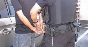 Tâlhar ajuns după gratii după ce furat bunuri dintr-o locuinţă şi a lovit proprietarul