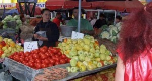 Pe tarabele din piaţă se vor vinde doar fructe şi legume româneşti