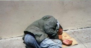 Beneficiarii de ajutoare sociale rămân fără bani şi fără hrana de la Cantina socială daca nu platesc taxele si impozitele locale