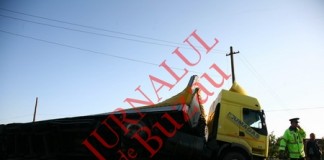 TIR răsturnat la Caldarusanca. Șoferul a sfârșit prins sub încărcătura