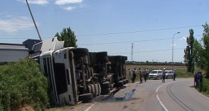 Pericol uriaş! Tir încărcat cu azotat de amoniu, răsturnat la Padina