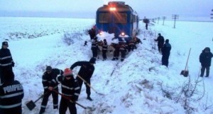 Un tren cu 1000 de călători blocat în nameţi în apropiere de CA Rosetti. Printre ei şi 9 jucători de la Oţelul Galaţi