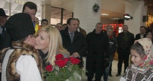 Elena Udrea colindată de un grup de elevi din Smeeni