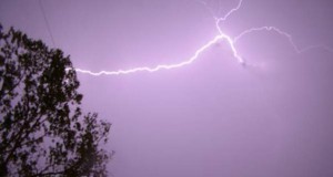 Vijelii, averse, descărcări electrice şi grindină