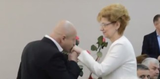 Președintele Consiliului Județean a oferit flori consilierelor și jurnalistelor