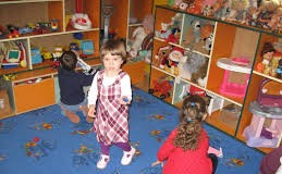 Adoptarea unui copil va fi mai uşoară. Iată ce indemnizaţii ar putea primi mamele