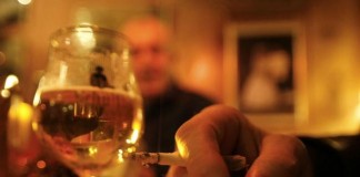 Românii cheltuie 7% din bani pe băutură și țigări și investesc 1%