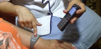 Vârstnicii buzoieni pot beneficia de serviciul de teleasistență Butonul Roșu al Crucii Alb Galbene