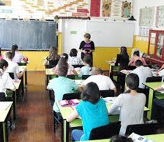 Elevii vor sta cu două ore mai mult la școală, de anul școlar viitor