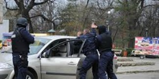 Tânăr violent, imobilizat de un jandarm şi predat poliţiei