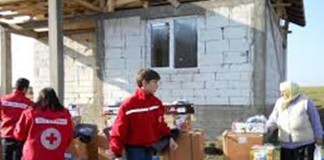 Peste o sută de familii nevoiaşe primesc ajutor de la Crucea Roşie