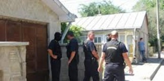 Instalaţii clandestine pentru producerea ţigărilor – asta caută poliţiştii în Buzău, acum