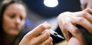 Vaccinarea va fi obligatorie iar părinţii care nu îşi vor vaccina copiii vor fi amendaţi