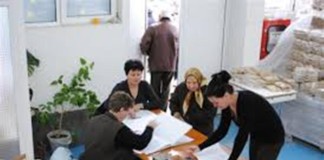 Buzoienii mai au de aşteptat ajutoarele alimentare de la UE