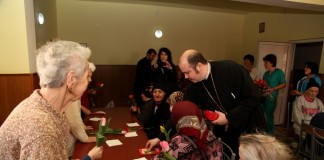 Bătrânele din două centre sociale au primit flori de la Arhiepiscopia Buzăului şi Vrancei