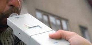 Aproape în comă alcoolică şi fără permis, descoperit de poliţişti în trafic