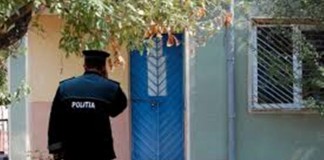 Un ofiţer MAI face de râs uniforma de poliţist