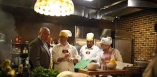 Poliţiştii buzoieni bucătăresc pentru bătrâni uitaţi de familii