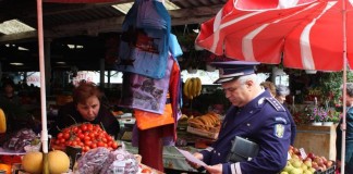 Poliţiştii, cu ochii pe marfa comercianţilor de produse alimentare. S-au dat peste 130 de amenzi
