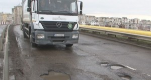 Astăzi, pe podul de la Drăgaică se va circula cu dificultate