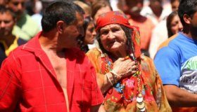 La Calvini, comunitatea acceptă ca adolescentele să devină mame. Autorităţile locale încearcă să resolve problema