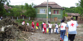 Familii nevoiaşe din Calvini, ajutate de Crucea Roşie Buzău