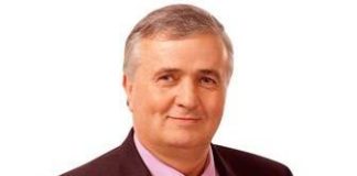 Primarul comunei Cislău, Dumitru Mitroiu, de vorbă cu localnicii
