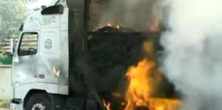 Panică în curte la Gerom. Un tir s-a aprins din senin