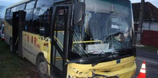 Autobuz plin cu pasageri, implicat într-un accident la Fabrica de Bere. Două persoane au fost rănite