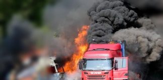 O autoutilitară care transporta motorină, înmatriculată în Buzău, a luat FOC pe autostradă. Vezi aici ce a făcut şoferul