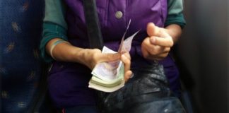 Bătrână înșelată de un individ care i-a cerut să-i schimbe o bancnotă