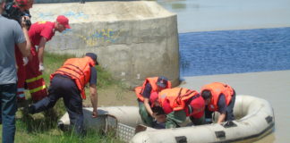 Buzoian de 38 de ani, salvat de pompieri la Podul de la Mărăcineni, după ce s-a aruncat în gol