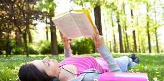 Casete cu cărţi pe aleile Parcului Crâng