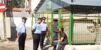 Acţiune periculoasă. Poliţiştii locali au identificat trei oameni ai străzii bolnavi de TBC. Vezi aici unde isi faceau veacul