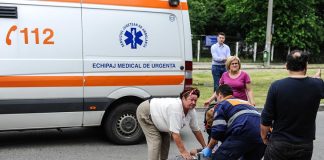 Un biciclist, în stare gravă, după ce a fost lovit de o maşină la Smeeni. Localnicii i-au aprins lumânări, dar a fost resuscitat