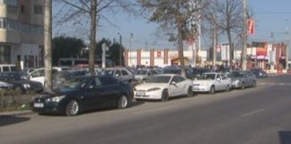 Veste proastă pentru samsarii de maşini din Buzău. Se pregăteşte o lege pentru maşinile parcate pe trotuare